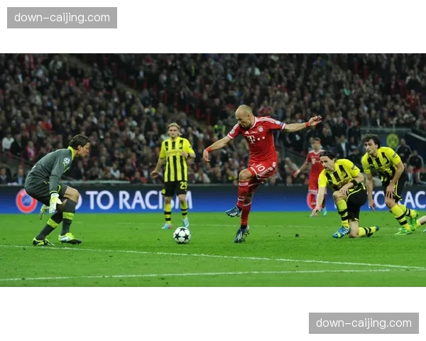 前拜仁球星拉姆表示，本赛季冠军之争是近年最精彩一次