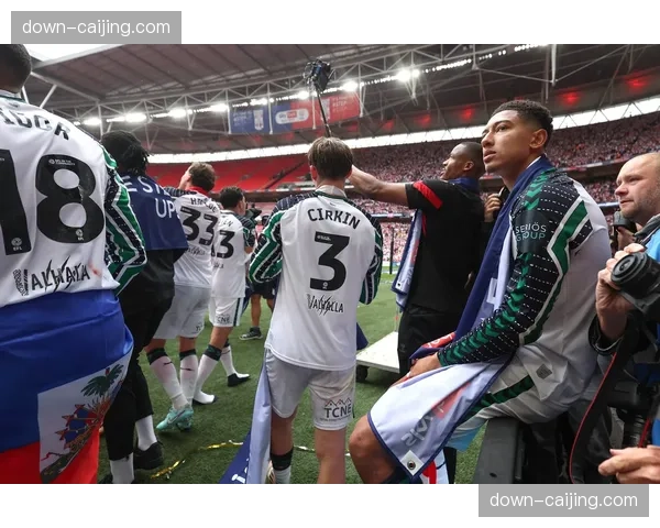 特写:从看台走向球场,小西蒙尼攻破父亲执教的球队球门后拒绝庆祝 特写:从看台走向球场,小西蒙尼攻破父亲执教的球队球门后拒绝庆祝